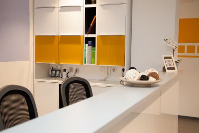 Detailbild der Theke f&uuml;r die anmeldung Anmeldung des Warteraums des Bewegungsraum, Praxis f&uuml;r Physiotherapie